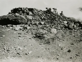 Ruïnes in de regio Goz Regeb, Soedan, foto door Ugo Monneret de Villard, ca 1925