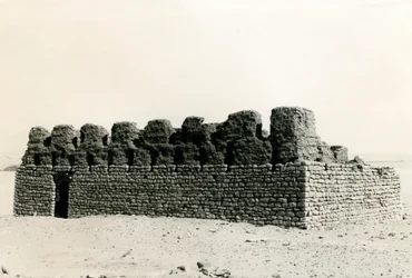 Ruïnes van een kerk bij de Nijl, Adendan, Egypte, foto door Ugo Monneret de Villard