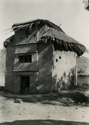Vierkante hut met rieten dak, Axum, Ethiopië, foto door Ugo Monneret de Villard