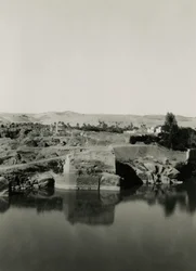 Tempelruïnes op Elephantine eiland, met Cleopatra bad op de voorgrond, Aswan, Egypte, foto door Ugo Monneret de Villard