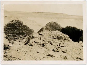 Graven in necropolis, klooster van St Simeon, Aswan, Egypte, foto door Ugo Monneret de Villard