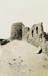 Toren van het klooster van St Simeon, Aswan, Egypte, foto door Ugo Monneret de Villard