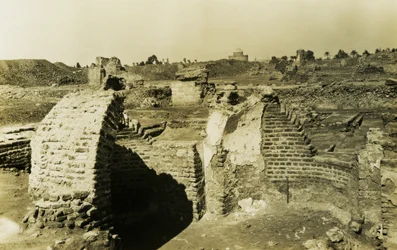 Trilobed gebouw, al-Fustat, Egypte, foto door Ugo Monneret de Villard