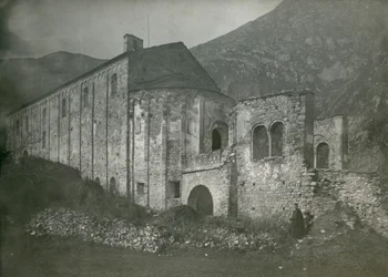 Gezicht op de abdij van San Pietro al Monte, Civate, Lombardije, Italië, foto door Ugo Monneret de Villard, circa 1910