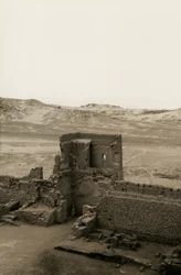 Westelijke toren van het klooster van St Simeon, Aswan, Egypte, foto door Ugo Monneret de Villard