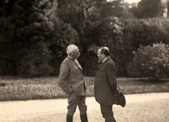 Louis Barthou spreekt met generaal Luigi Cadorna. De foto is genomen in mei 1916, tijdens de Eerste Wereldoorlog.