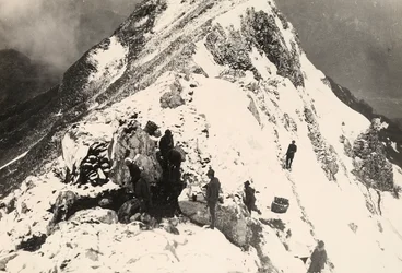 Werkzaamheden voor de aanleg van mitrailleurnesten op Monte Nero tijdens de Eerste Wereldoorlog