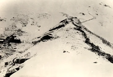 Loopgraven en hekken op de hellingen van Monte Nero tijdens de Eerste Wereldoorlog