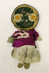 Lappenpop Miss Spinach, hoofd in de vorm van een bord spinazie en eieren