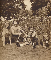 -En vrienden, Prinsessen Elizabeth en Mary bij Royal Lodge, Windsor, ca. 1936-1937