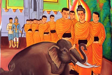 20151029, Vientiane, Laos: Wat Si Muang (Simuong) boeddhistische tempel. Schilderij dat het levensverhaal van Shakyamuni Boeddha uitbeeldt. Een wilde olifant getemd door liefdevolle vriendelijkheid