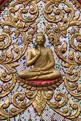 20151102, Vang Vieng, Laos: toegangsdeur versierd met gouden reliëfs. De onderwijzende Boeddha beeldt een bepaald moment uit het leven van Boeddha uit, namelijk de eerste preek die Boeddha hield nadat hij de verlichting had bereikt