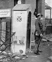 Een Britse soldaat op wacht na de val van Peronne, Frankrijk, Eerste Wereldoorlog, 1917, ca. 1920