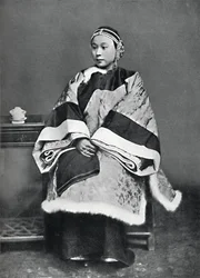 Een Chinese dame van hoge rang in volledige klederdracht