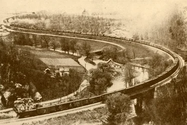 Een gigantische goederentrein van vierenvijftig wagens getrokken door één locomotief, Chicago en North West Railway, 193