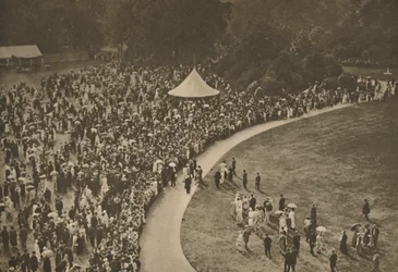 Een Glimp van een van de Jaarlijkse Koninklijke Tuinfeesten Tussen de Beboste Gazons van Buckingham Palace
