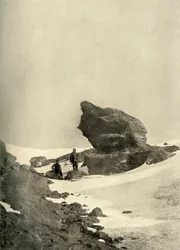 Een grote Kenyte-rotsblok dicht bij de winterkwartieren, ca. 1908, 1909