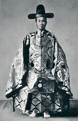 Een Japanse hofedelman in oude kleding, 1902