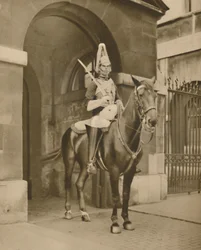 Een Levend Standbeeld in Whitehall: De Wachter van de Lifeguards, ca. 1935