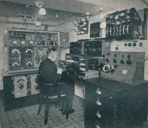 Een Marconi draadloze operator ontvangt draadloze berichten terwijl de Empress of Britain de Atlantische Oceaan oversteekt