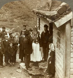 Een Nordfjord bruid en bruidegom met gasten en ouders bij de huisdeur, Brigsdal, Noorwegen, c1905