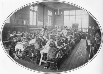 Een diner van de Ragged School Union, Camberwell, Londen, ca. 1901