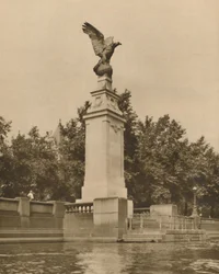 Een Romeinse adelaar symboliseert passend de vliegende mannen van de Grote Oorlog, ca. 1935