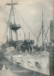Een bergingstriomf. De kruiser Gladiator, ondersteund door bergingssleepboten, 1908