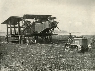 Een kleine motortractor die een enorme R.A.F. bommenwerper op zijn plaats zet..., 1919