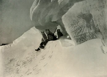 Een sneeuwkroonlijst, c1908