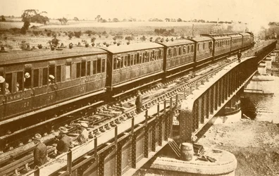 Een Trein die Over de Brug Gaat, ca. 1930