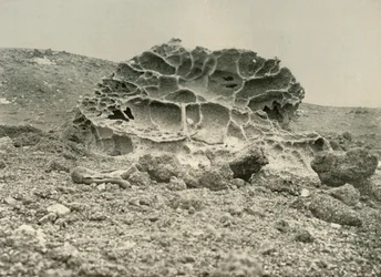 Een verweerde Kenyte-rots bij de winterkwartieren, ca. 1908, 1909