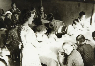 Een jonge pionierskampkantine, USSR, jaren 1930
