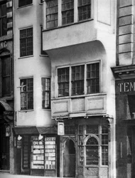 Een boekwinkel en tabakswinkel in de Strand, Londen, 1926-1927
