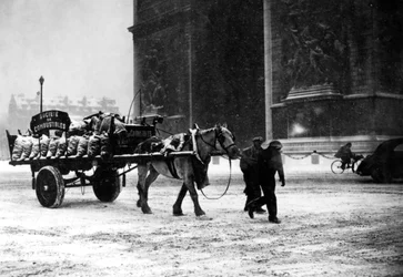 Een wagen vol schaarse kolen, bezet Parijs, januari 1941