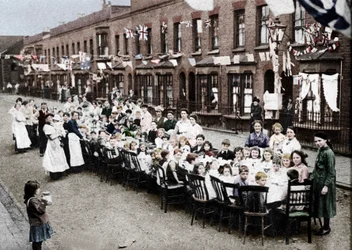 Een kinder theekransje in een straat in East End in Londen, om het Verdrag van Versailles te vieren