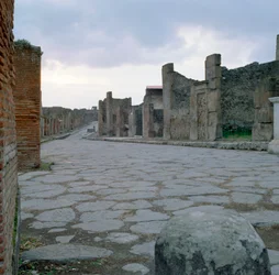 Een kasseien Romeinse weg in Pompeii, Italië