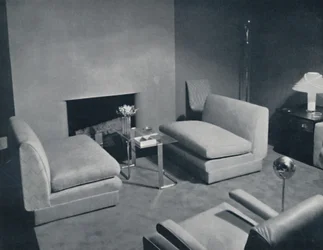 Een groep bij de haard in een woonkamer ontworpen door Russel Wright, 1935