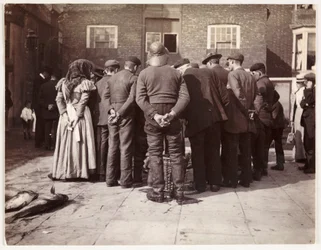 Een visveiling, ca. 1905