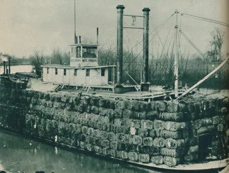 Een volle lading katoen stapelt zich vaak hoog op de dekken van de Mississippi-stoomschepen, 1937
