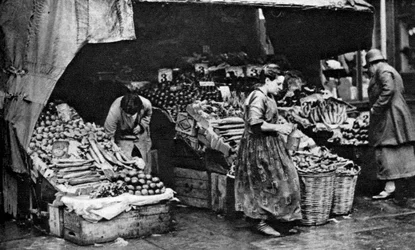 Een groenteboer van de Commercial Road, Londen, 1926-1927