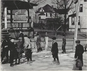 Een groep jongens in winterjassen die op een onbekende straat staan, voor of na een schooldag.