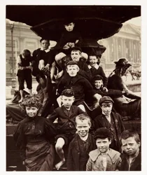 Een groep kinderen voor de Steble-fontein, Liverpool, genomen door een onbekende fotograaf rond 1905