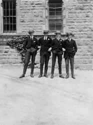 Een groep schooljongens of studenten, ca. 1900s-ca. 1930s