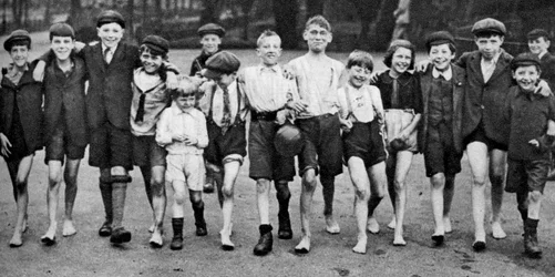 Een groep zomerroeiers op weg naar de Serpentine, Londen, 1926-1927