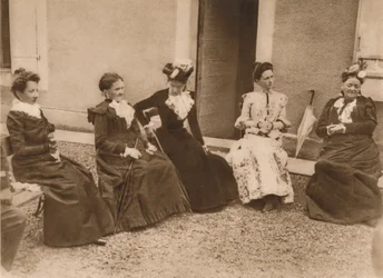 Een groep vrouwen in gesprek, 1937