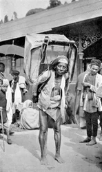 Een arbeider die thee draagt, Darjeeling, West-Bengalen, India, ca. 1910