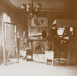 Een dame pianist in de eerste Emil Berliner studio in Londen, Cockburn Hotel