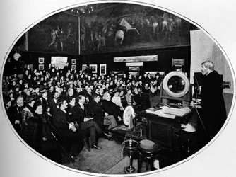 Een lezing bij de Royal Society of Arts, Londen, ca. 1903