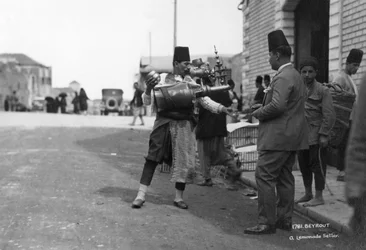 Een limonadeverkoper, Beiroet, Libanon, ca. 1920s-1930s